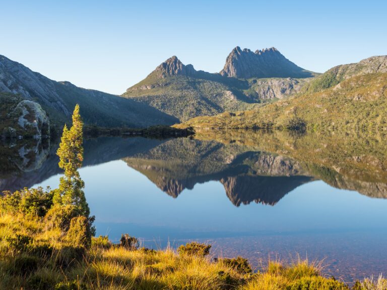 honeymoon shows, cradle-mountain-tasmania Hike